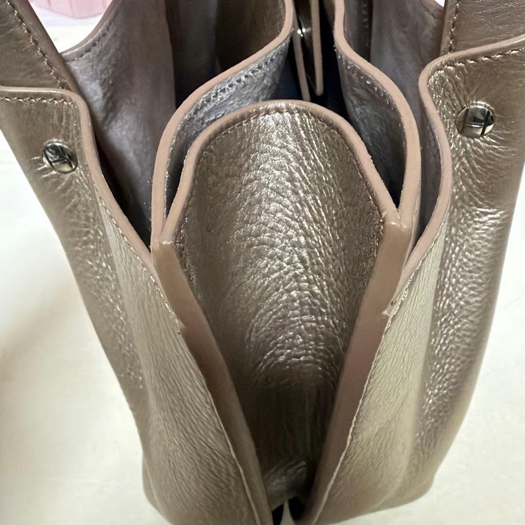 ヒロフ　メタリックゴールド レザー ハンドバッグ