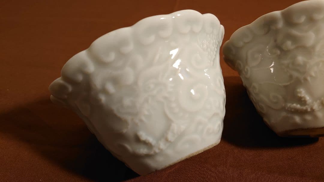 李朝　白磁　陽刻　龍文　アンティーク李朝　蔵出し　鑑賞陶器　２客