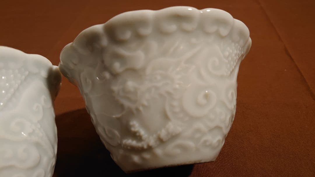 李朝　白磁　陽刻　龍文　アンティーク李朝　蔵出し　鑑賞陶器　２客