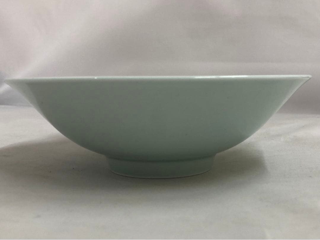 B139b  井上萬二　青白磁彫椿見込平茶碗　彫銘在　深皿　向付 箱は無し