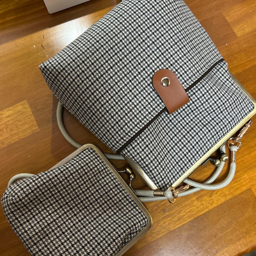 ハンドメイド　手刺繍ガマ口ポーチ