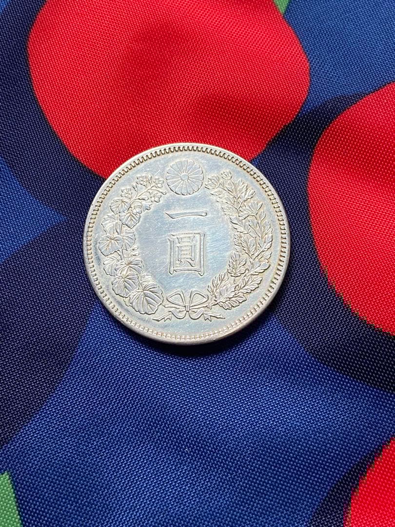 1円銀貨　一圓硬貨 明治八年　銀貨　龍デザイン 約27.09g