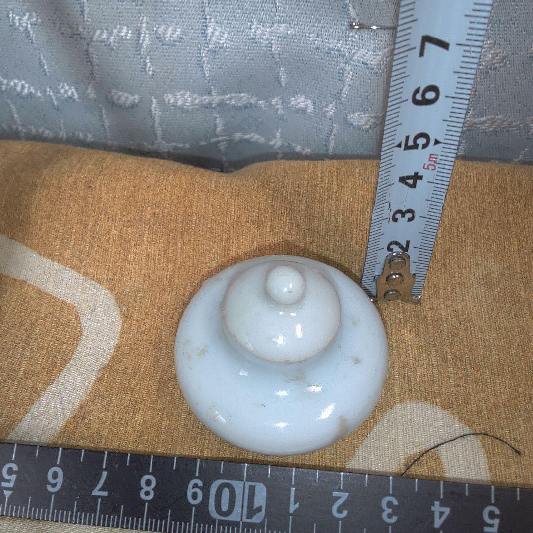 骨董 ？ 中国美術 ？ 白い陶器製の丸型空き瓶 小さい