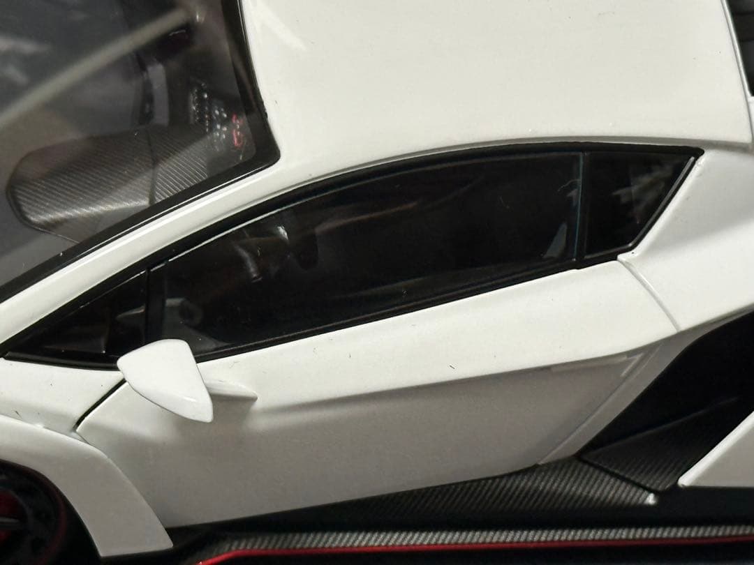 ビ*ツ様 ランボルギーニ　VENENO ホワイト