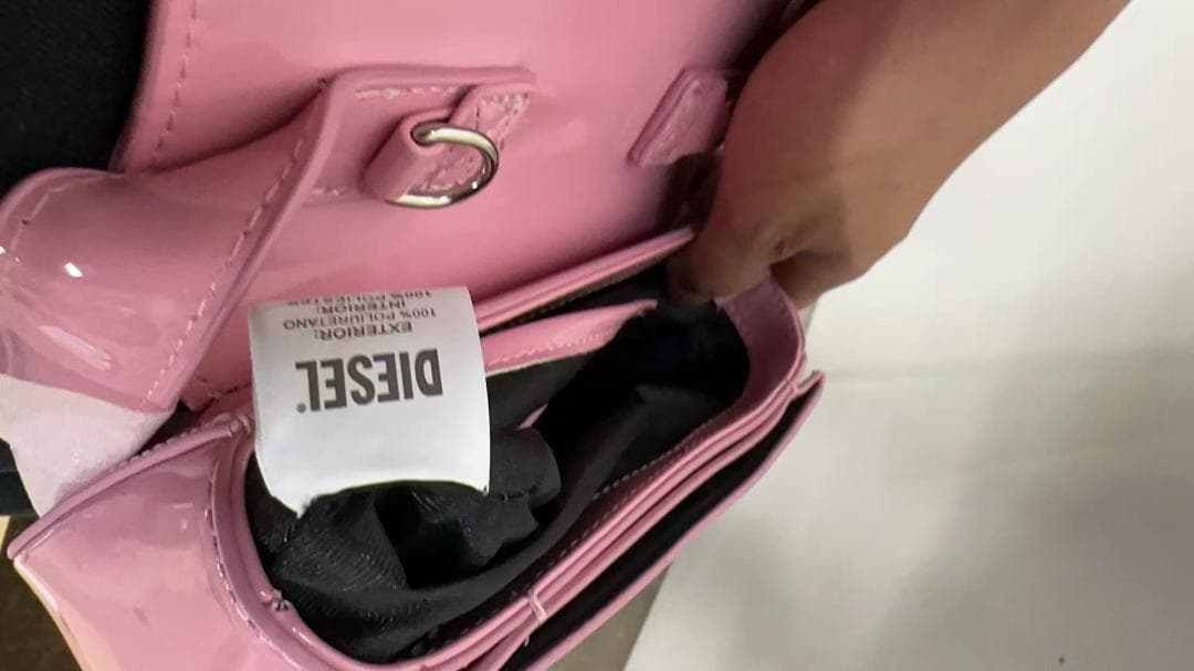 DIESEL ショルダーバッグ ピンクモデル／ブランドロゴはピンク