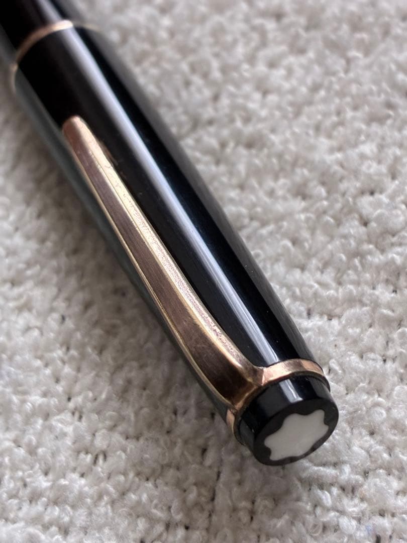 ◾️MONT BLANC モンブラン◾️NO．32 ◾️万年筆◾️黒／金色◾️