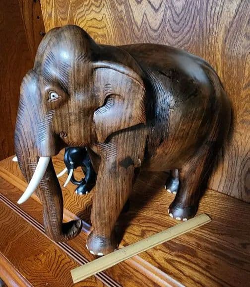 木製象と子象の彫刻