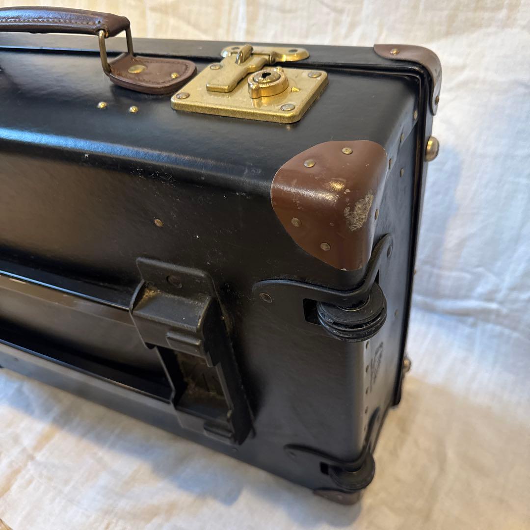 グローブトロッター　 黒いキャリーケース中型