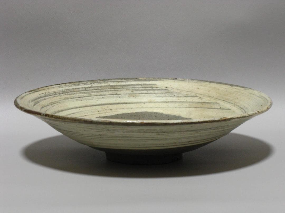 小林東五 作『刷毛目(はけめ) 五寸 平 皿』一客 箱無 對州窯 玄 高麗李朝