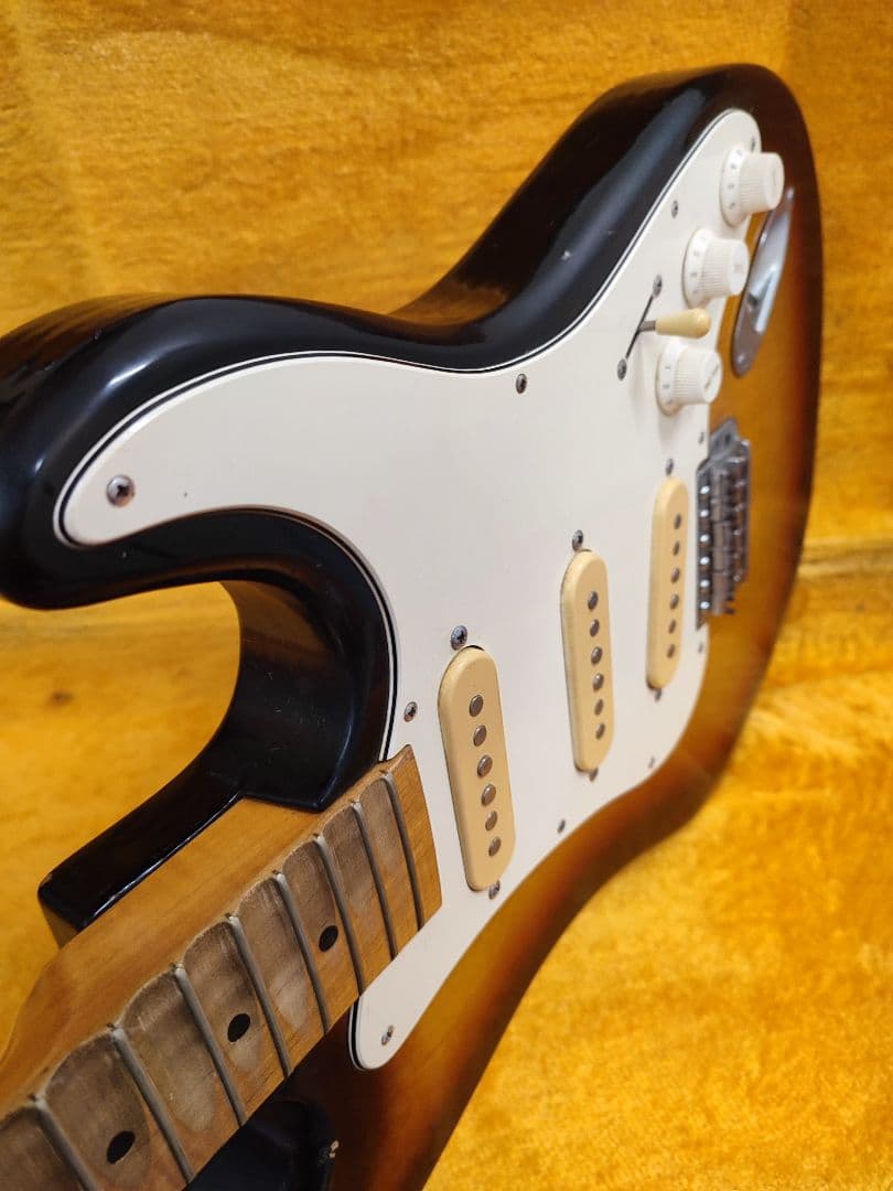 エレキギター　ストラトタイプ　ギターケース付き