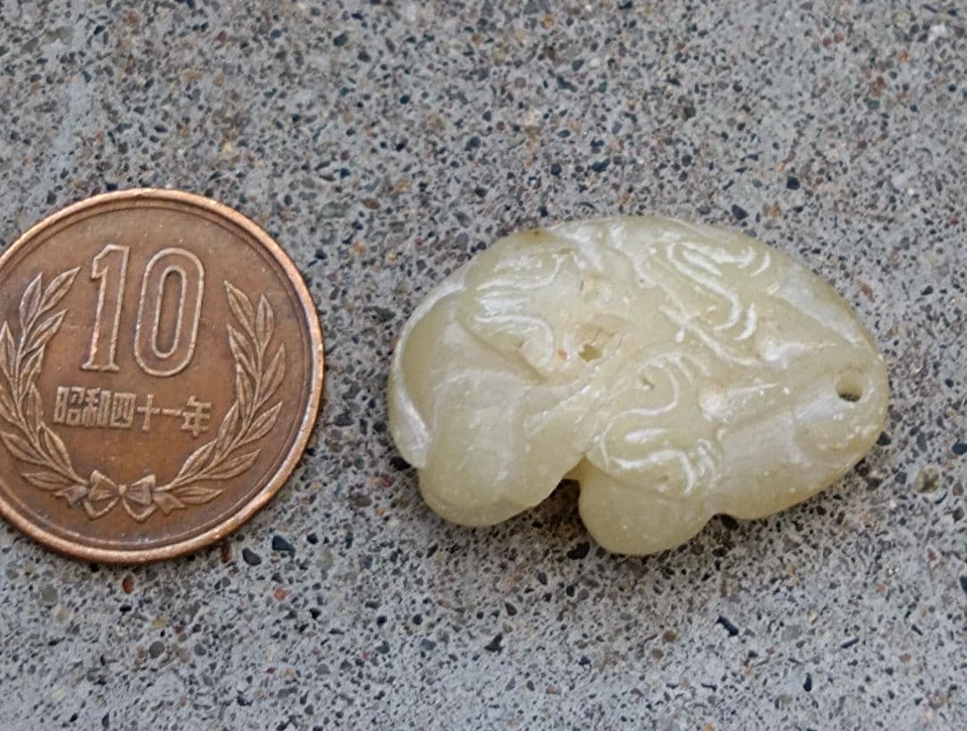 天然石　手彫り　龍　根付け