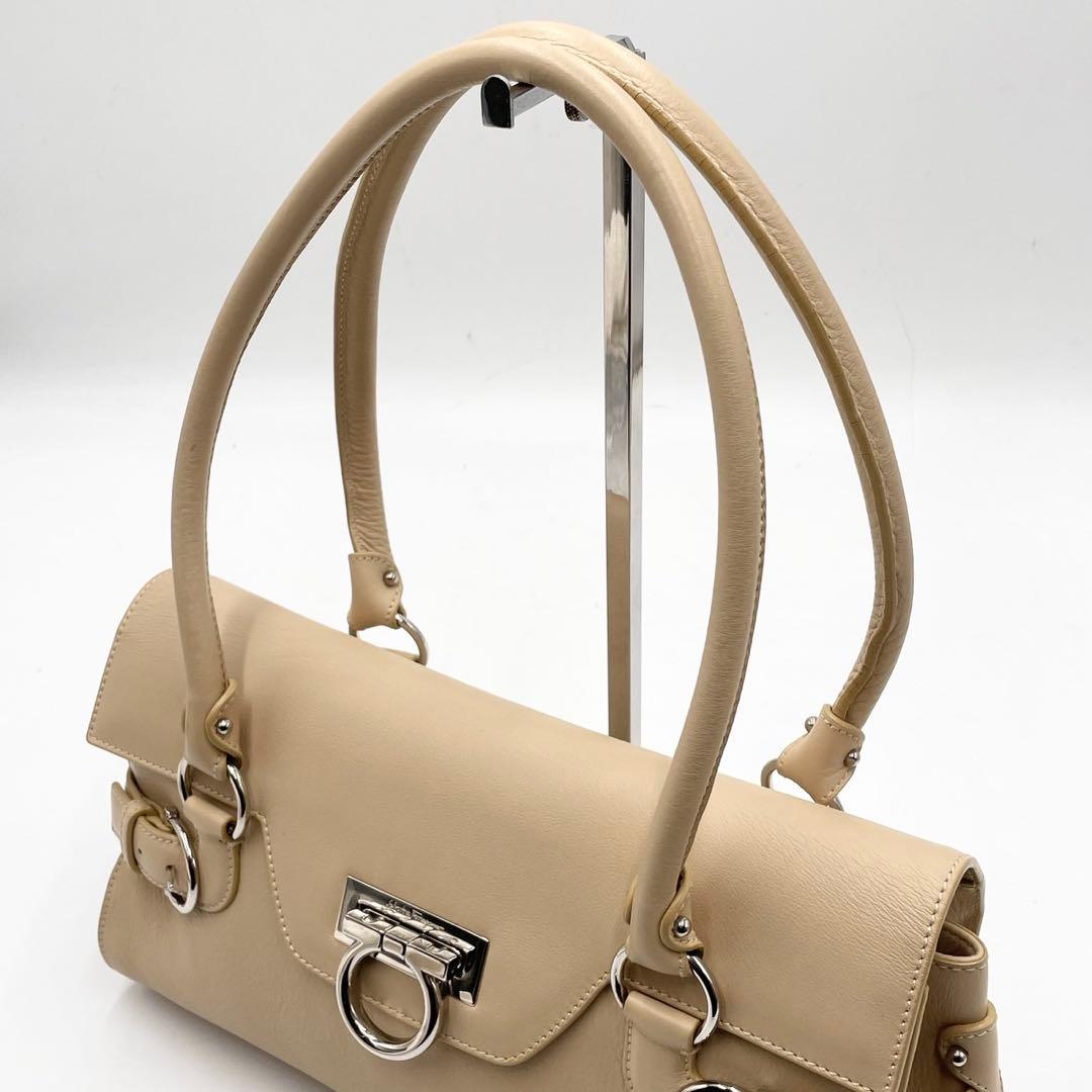 極美品● フェラガモ ハンドバッグ ガンチーニ 金具 ベージュ レザー