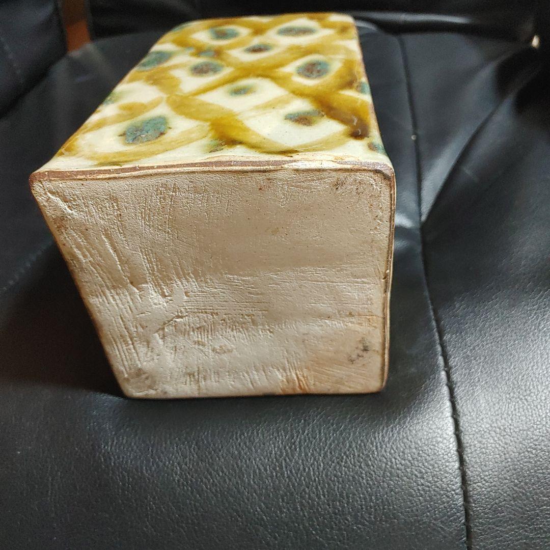 茶色と緑の斑点模様の陶器瓶