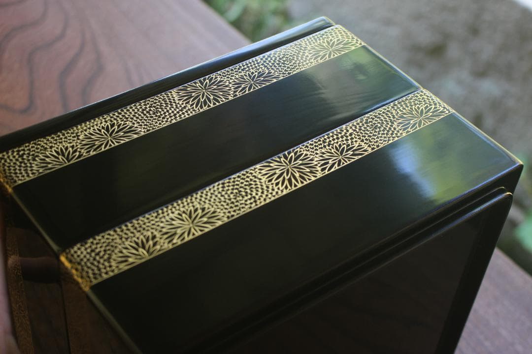 デッドストック！上質内朱黒漆に極上菊沈金の映える輪島塗二段重（検重箱お重