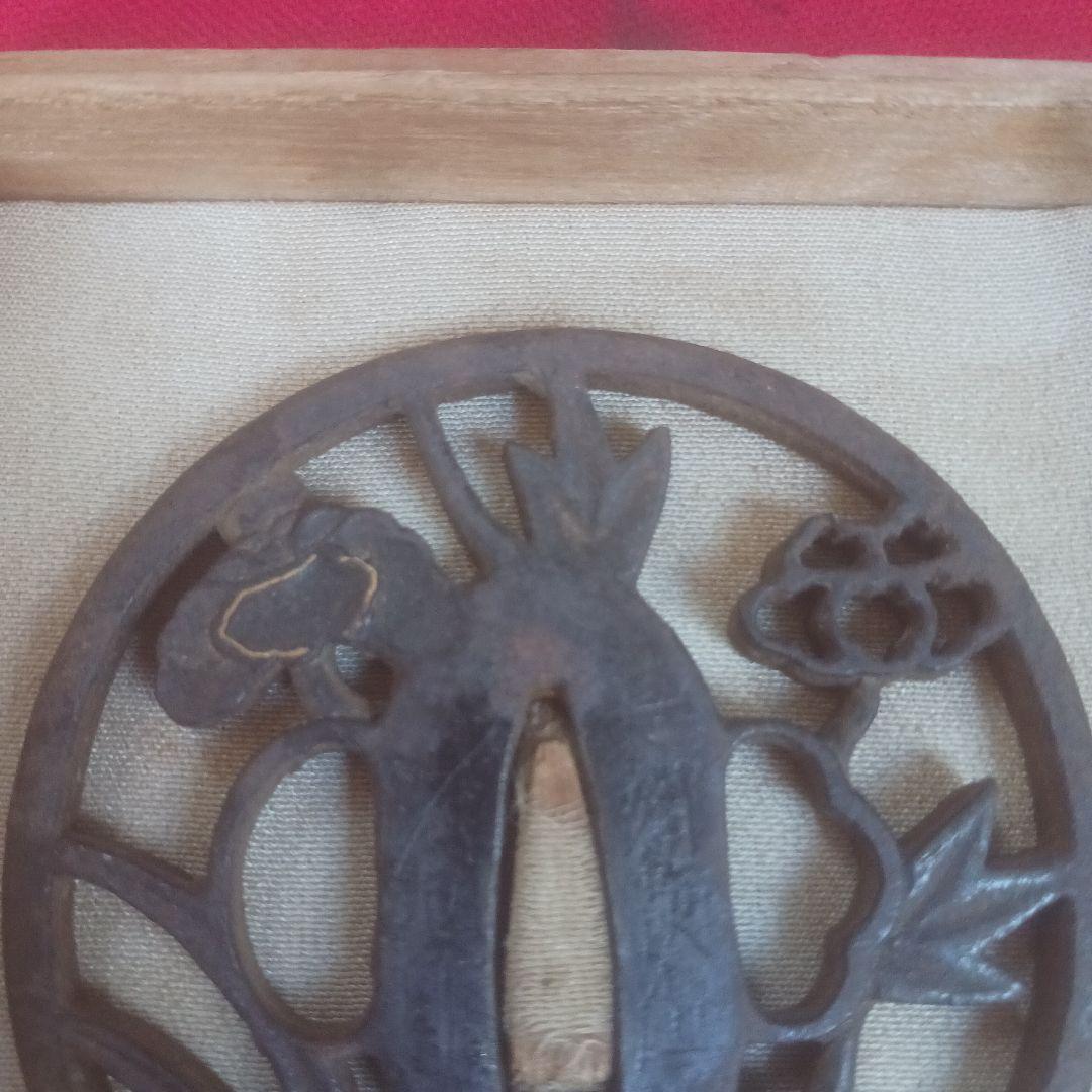 鐔　鍔　赤銅衣裳肉彫　長洲萩住 河治作　刀鐔