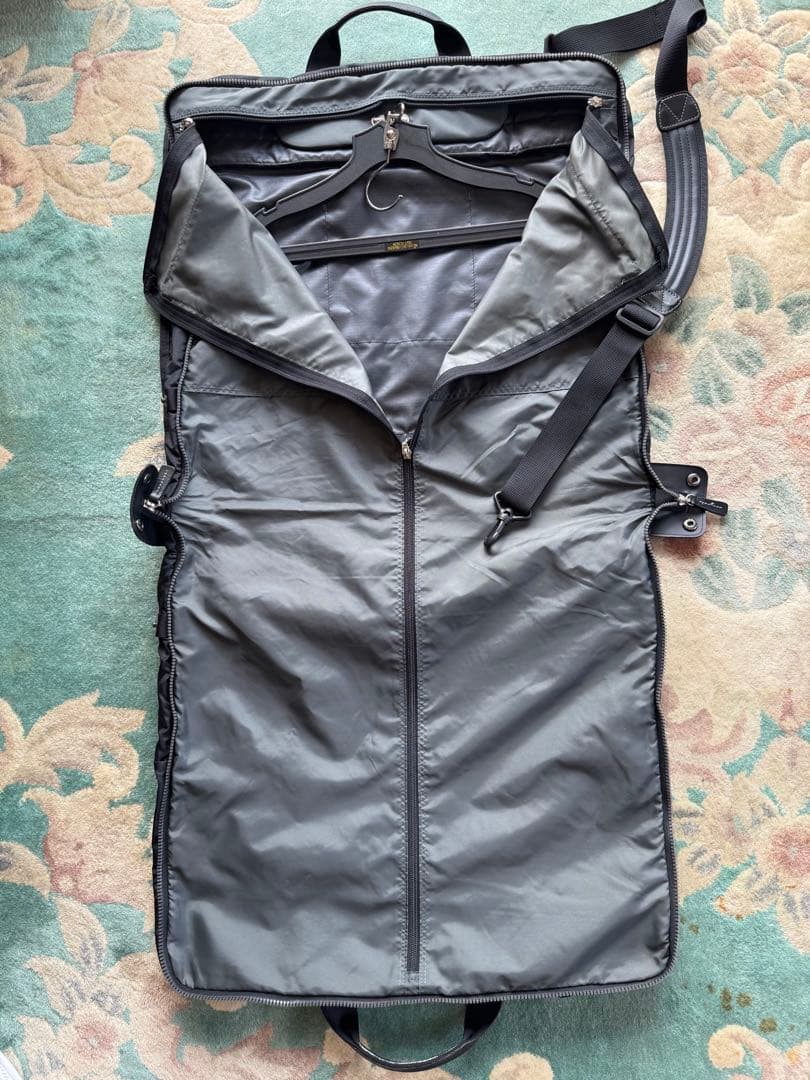 極美品　ACE GENE ガーメントバッグ ブラック