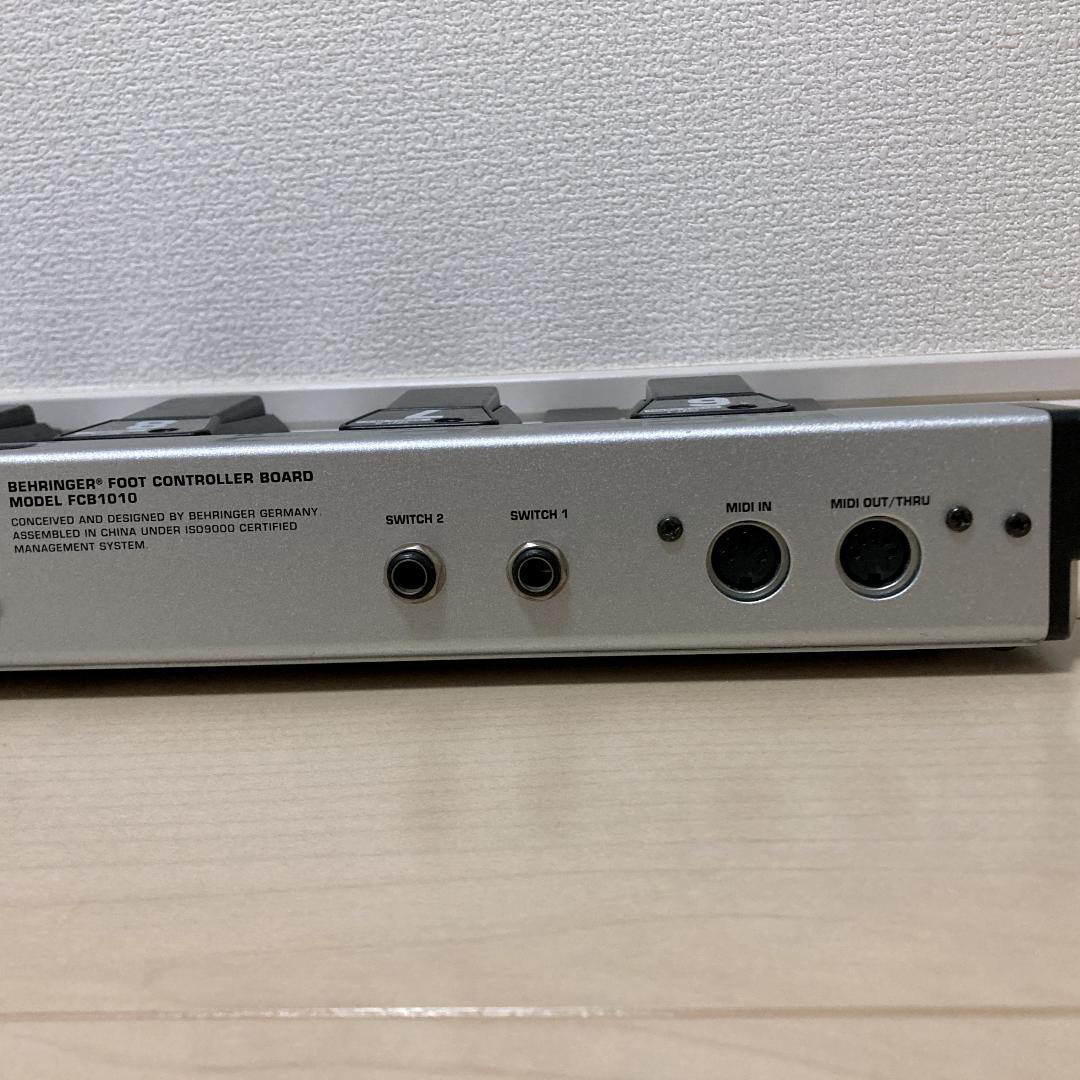 BEHRINGER FCB1010 ペダル搭載MIDIフットコントローラー