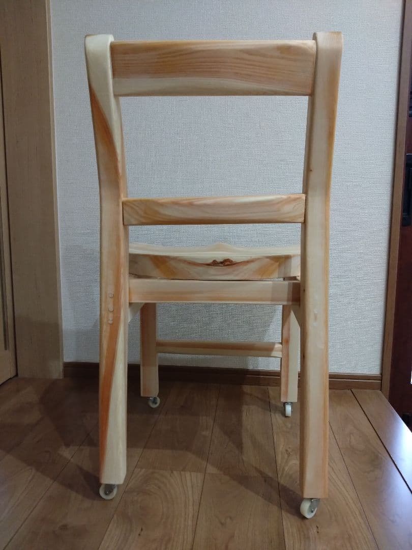 檜の椅子(86）再値下げ❕座面は削り込みにより座りやすく、背もたれ、キャスター付