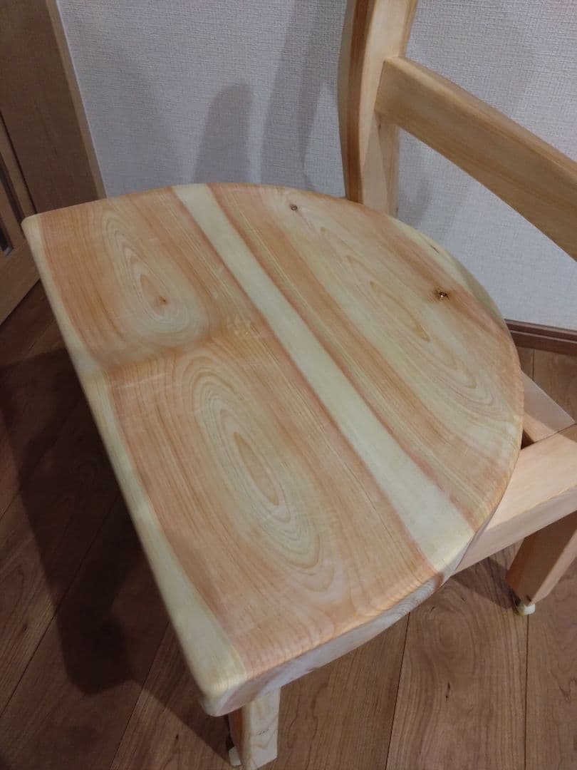 檜の椅子(86）再値下げ❕座面は削り込みにより座りやすく、背もたれ、キャスター付