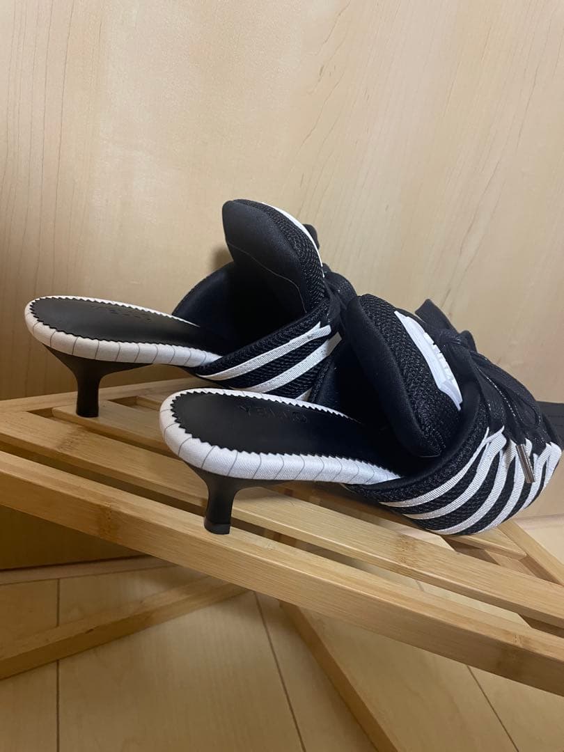 YELLO ブラック ポインテッドトゥ ミュール M