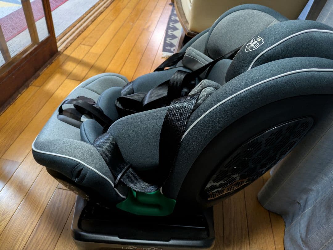 グレーISOFIX対応チャイルドシート0歳〜12歳対象