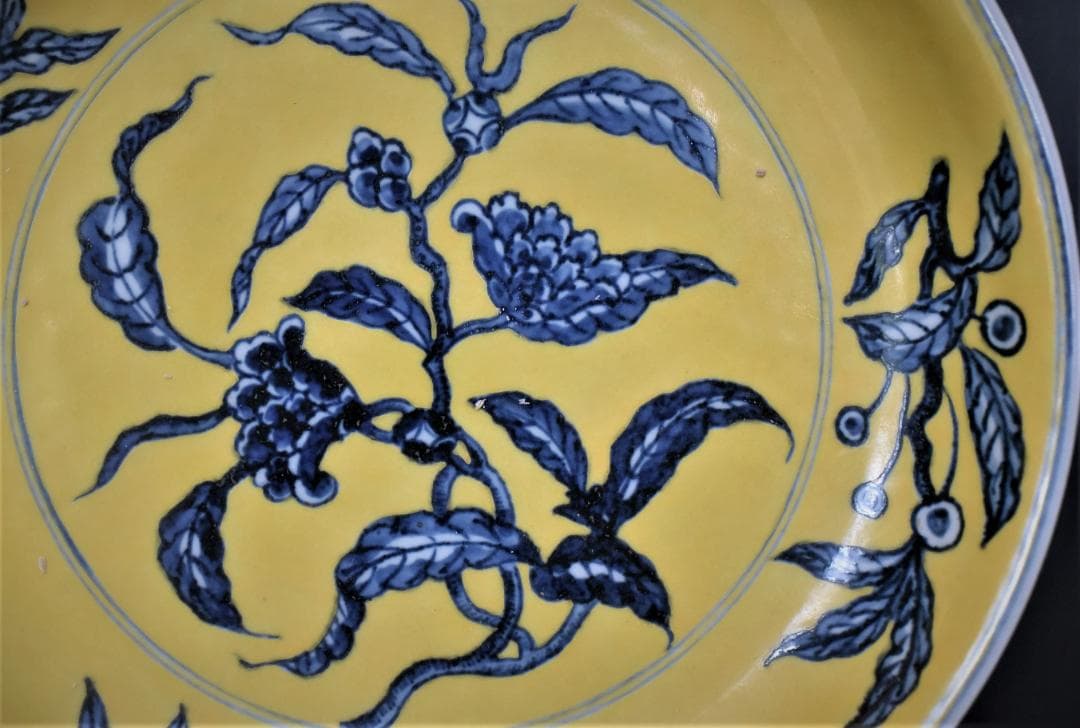 黄地青花花卉文盤◆出光美術館収蔵品◆明時代・成化年製在銘◆23-06-19-04