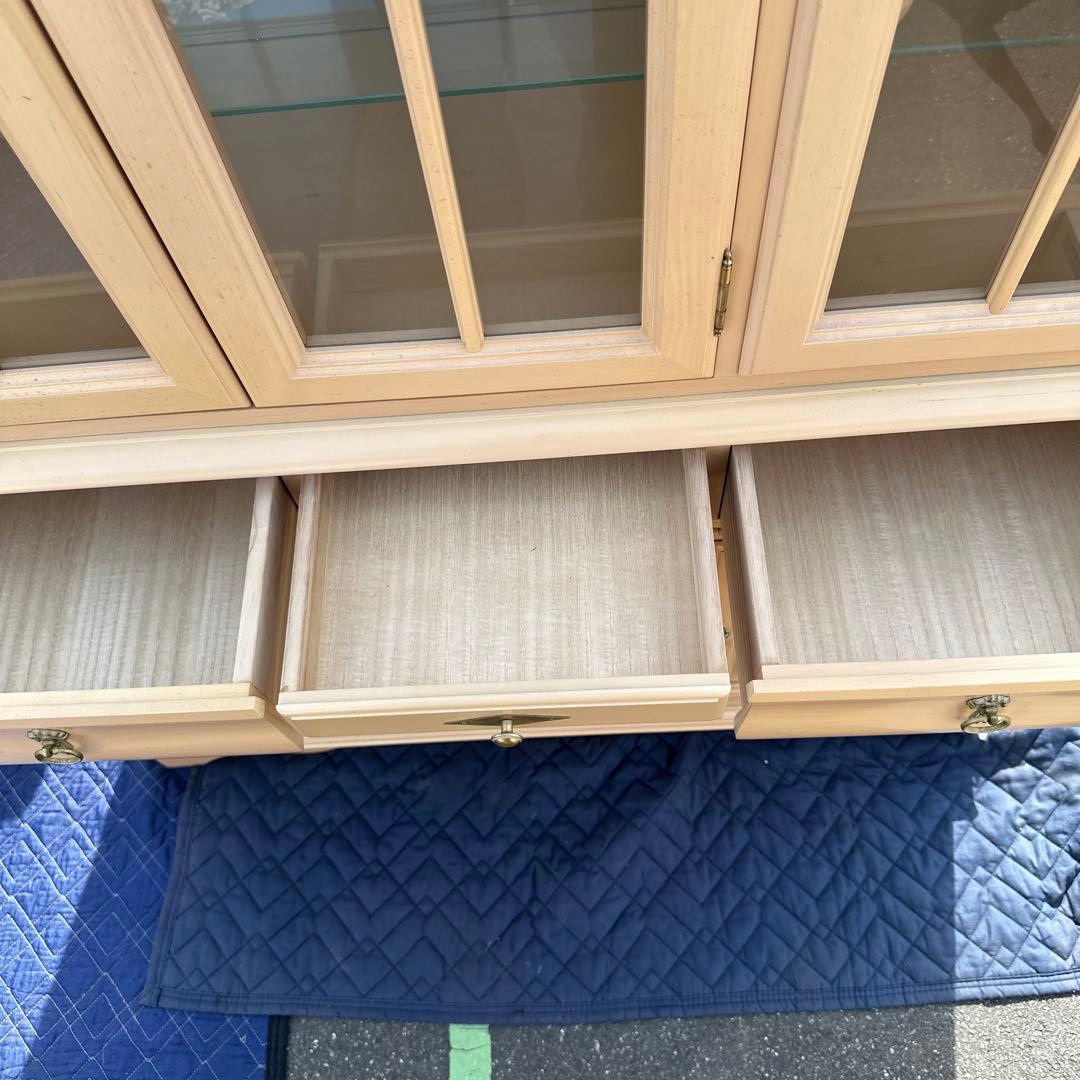 クリーム色の木製キャビネットリンホーリン大塚家具アメリカ