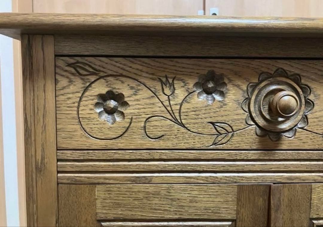 木製彫刻入りキャビネット