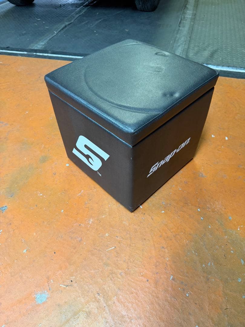 Snap-on 収納ボックス 黒 蓋付き　イス　スツール