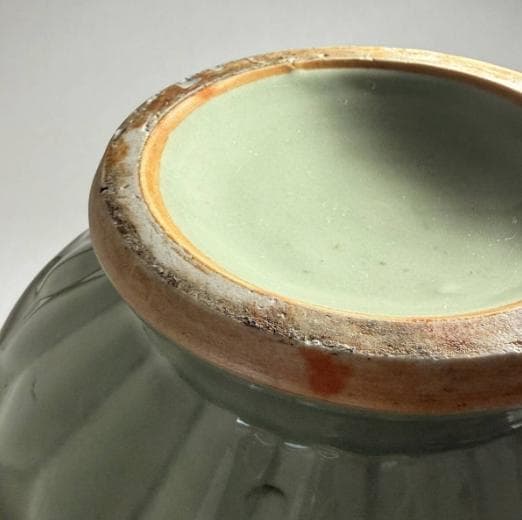 【清時代・景徳鎮窯】青磁牡丹唐草紋双耳瓶