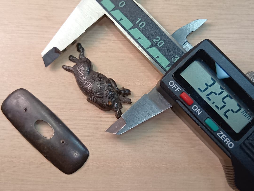 煙草入れ／前金具／猪