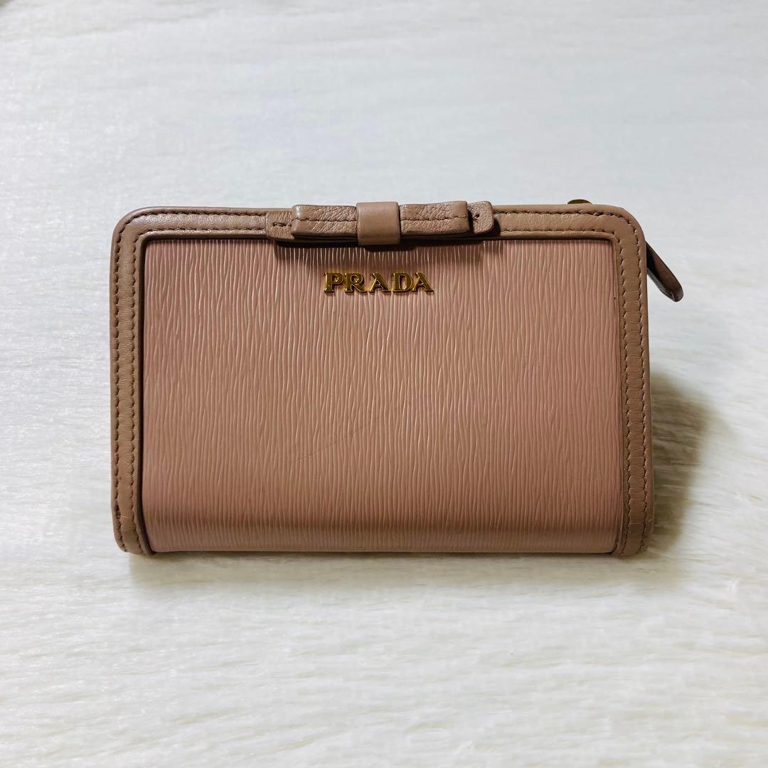 早い者勝ち　PRADA プラダ　人気　リボン　ベージュ　二つ折り　財布　ロゴ　金