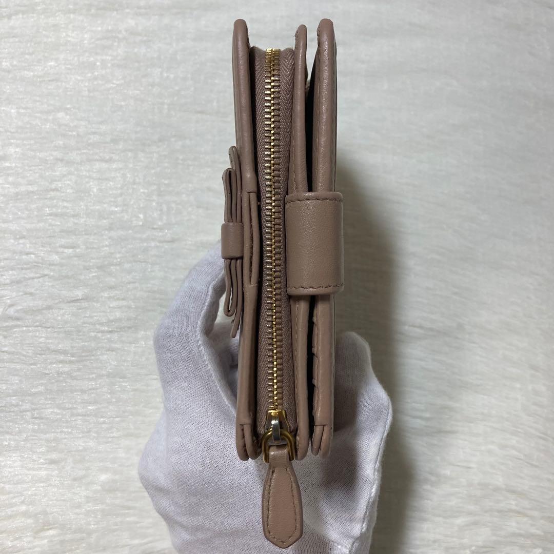 早い者勝ち　PRADA プラダ　人気　リボン　ベージュ　二つ折り　財布　ロゴ　金