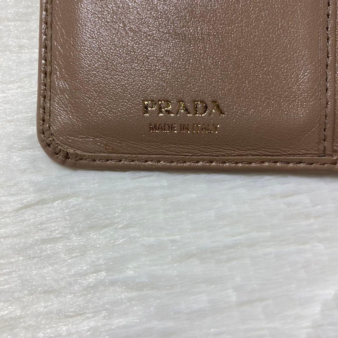 早い者勝ち　PRADA プラダ　人気　リボン　ベージュ　二つ折り　財布　ロゴ　金