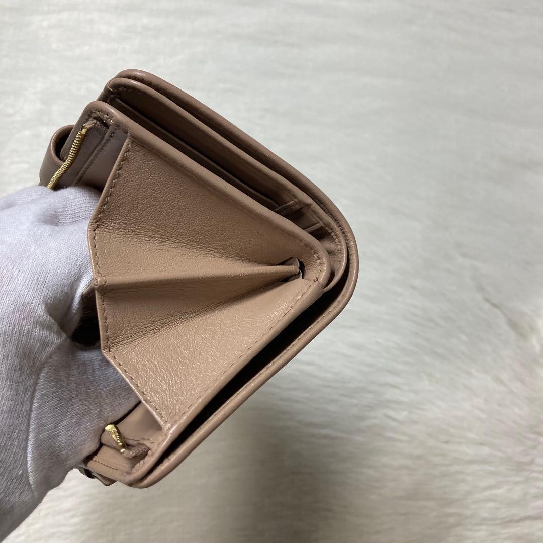 早い者勝ち　PRADA プラダ　人気　リボン　ベージュ　二つ折り　財布　ロゴ　金