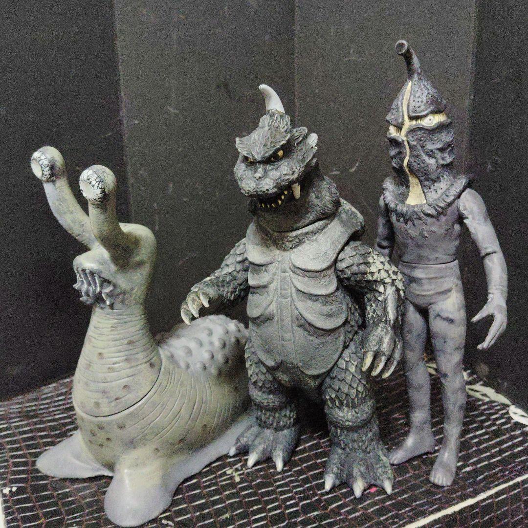 ウルトラQ怪獣旧型絶版ソフビモノクロverゴメス.ナメゴン.ケムール人