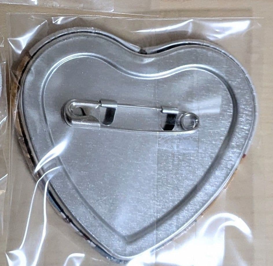 【未開封品】エヴァンゲリオン　アスカ　ハート型缶バッジ