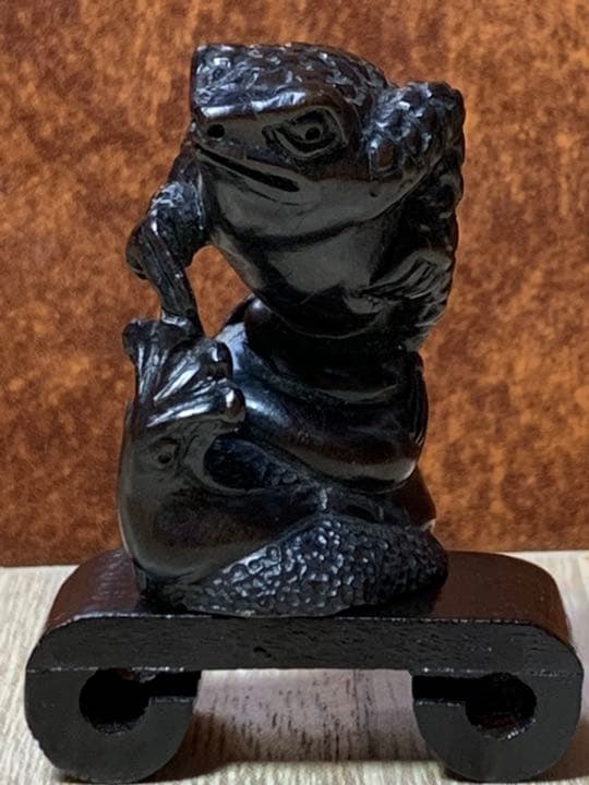 蛙根付  蛙 骨董 銘あり　カエル 置物 縁起物  レトロ アンティーク