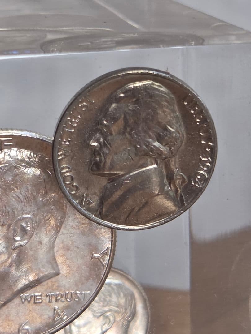 (お土産品)　アメリカ　銀貨入り置き物　1964年銘