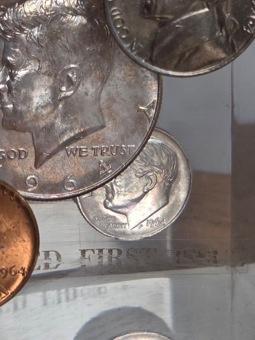 (お土産品)　アメリカ　銀貨入り置き物　1964年銘