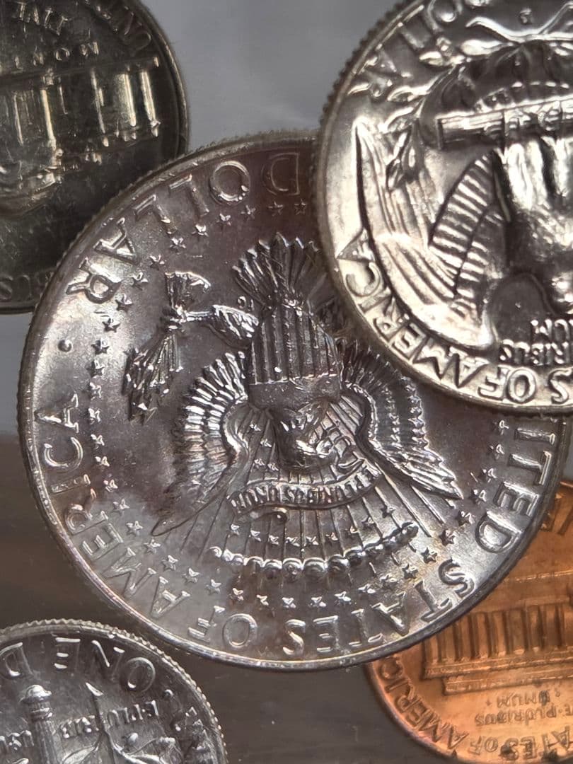 (お土産品)　アメリカ　銀貨入り置き物　1964年銘