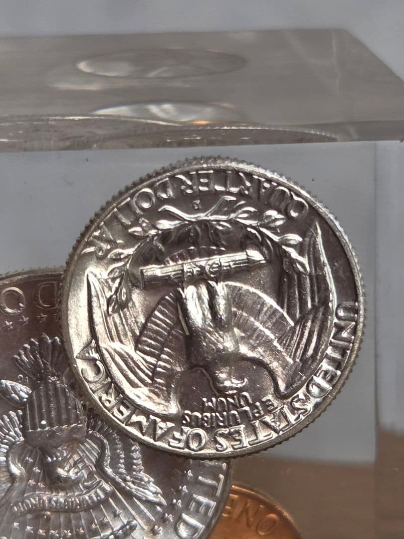 (お土産品)　アメリカ　銀貨入り置き物　1964年銘