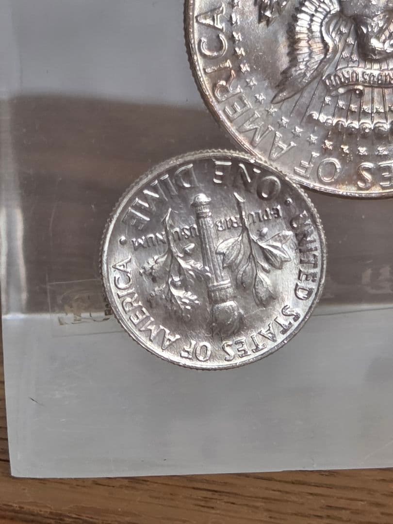 (お土産品)　アメリカ　銀貨入り置き物　1964年銘