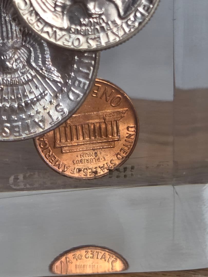 (お土産品)　アメリカ　銀貨入り置き物　1964年銘