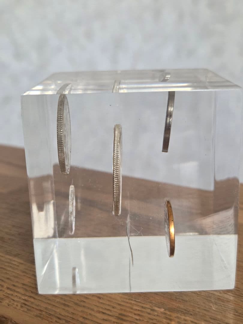 (お土産品)　アメリカ　銀貨入り置き物　1964年銘