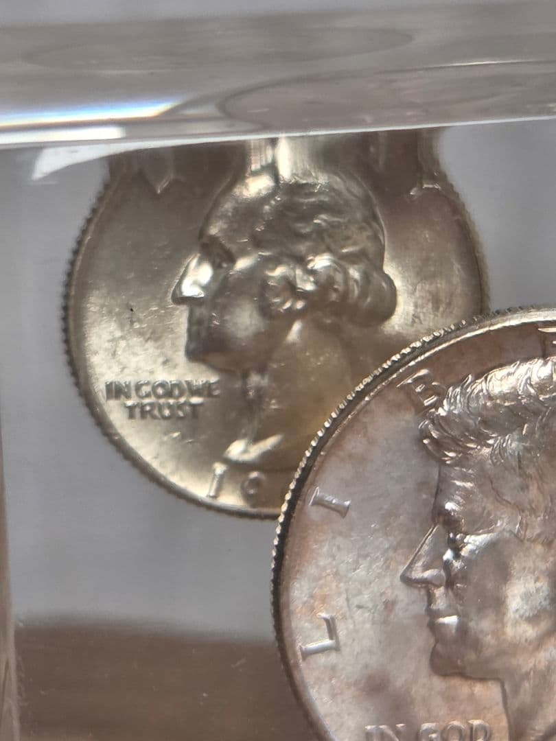 (お土産品)　アメリカ　銀貨入り置き物　1964年銘