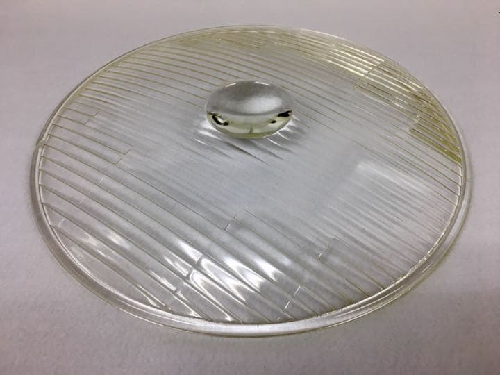 旧国鉄の駆動車装備ヘッドライトのレンズ