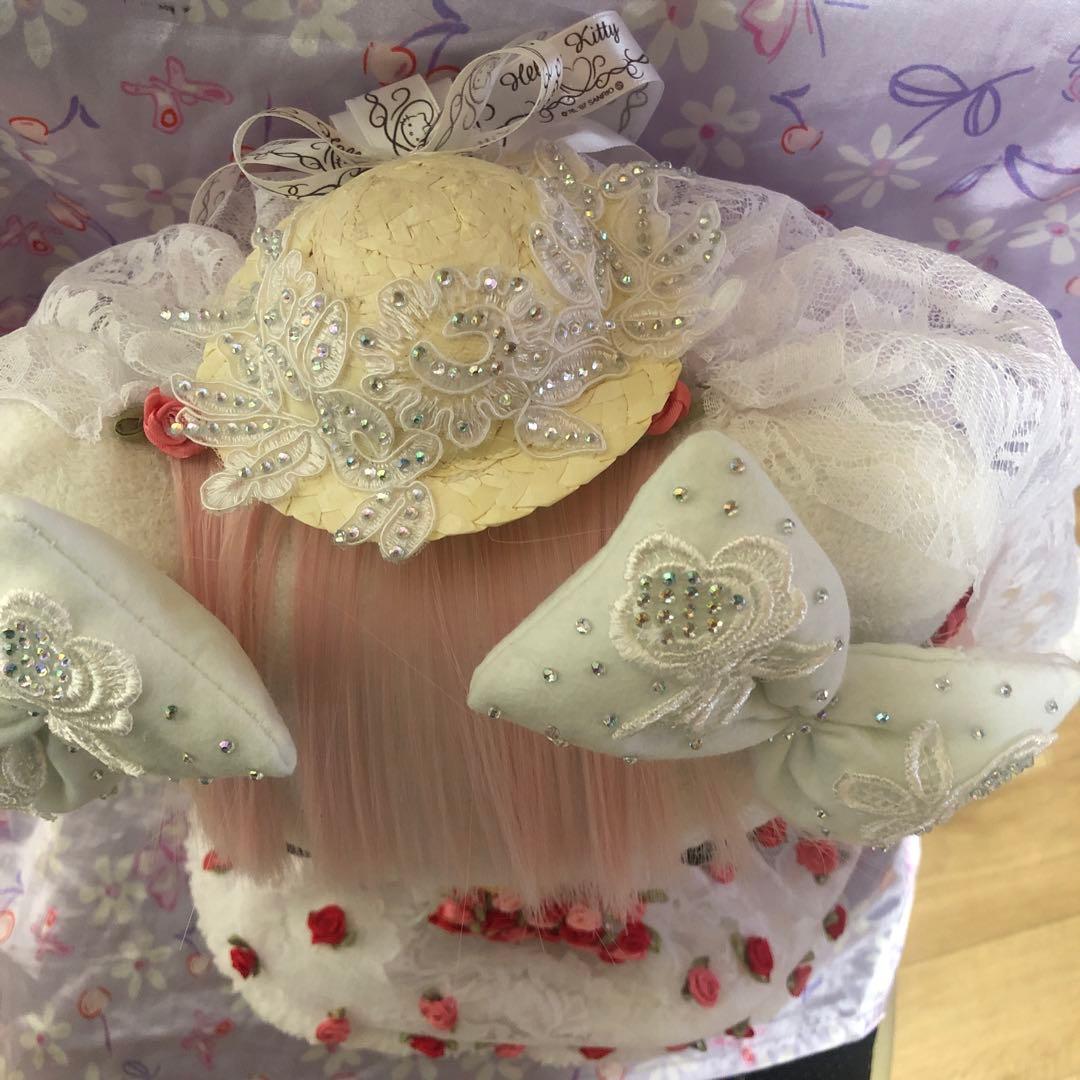 Hello kitty 優雅な古いウェディングドレスを着て