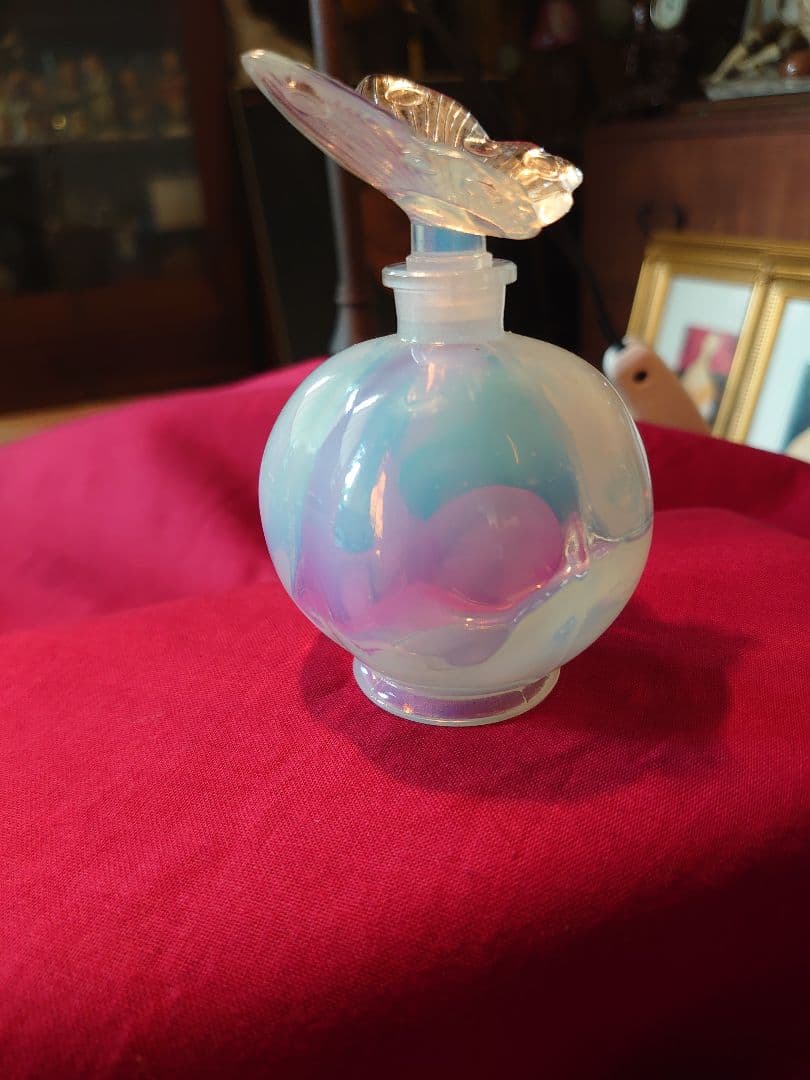 フランス1930s'オパールセント「蝶のパフィームボトル」香水瓶