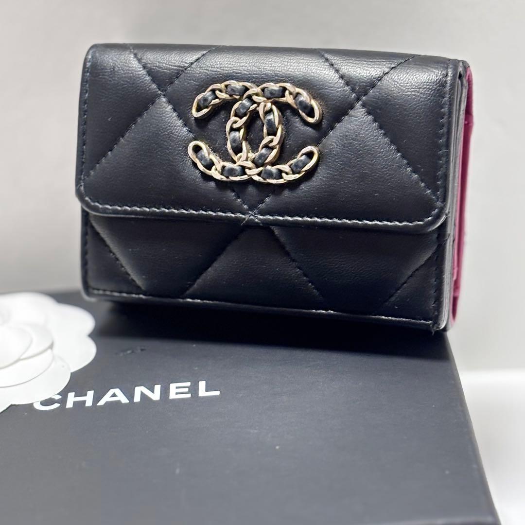シャネル 19 ディズヌフ　三つ折り財布　Wホック　ラムスキン